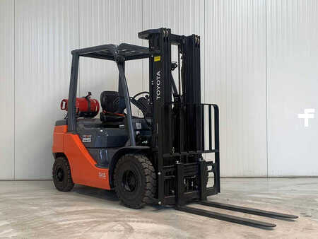 LPG Forklifts 2022  Toyota 02-8FGF25 (1)