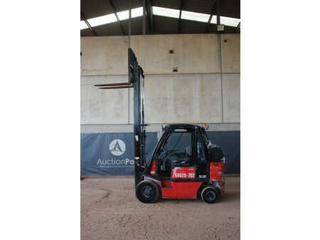 Treibgasstapler 2015  Nissan 25 (30)