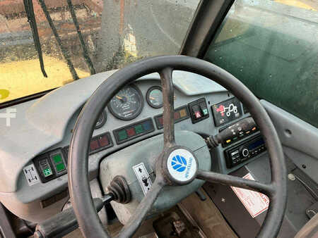 Chariots téléscopiques fixes 2003  New Holland LM410 (12)