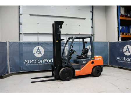 Dieselstapler 2011  Toyota 02-8FDF30 (1)
