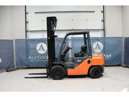 Dieselstapler 2011  Toyota 02-8FDF30 (2)