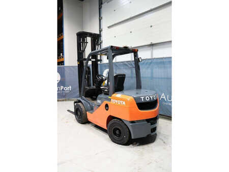 Dieselstapler 2011  Toyota 02-8FDF30 (4)