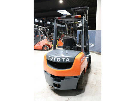 Dieselstapler 2011  Toyota 02-8FDF30 (6)
