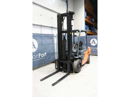 Dieselstapler 2011  Toyota 02-8FDF30 (9)