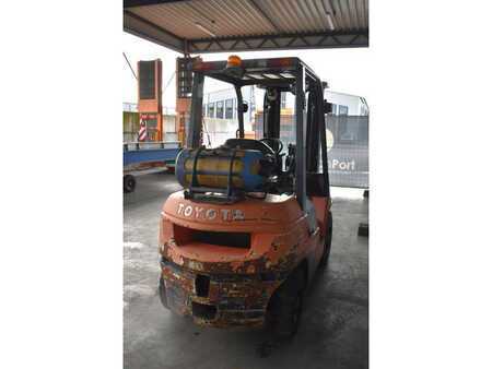 LPG Forklifts 2007  Toyota 42-7FGF25 (6)