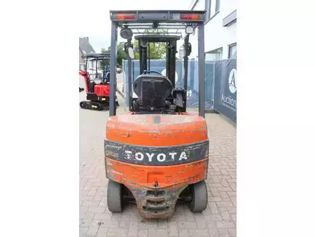 Carrelli elettrici 4 ruote 2009  Toyota 7FBMF25 (5)