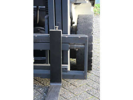 Chariots élévateurs diesel 2014  Nissan Y1D2A25Q (11)