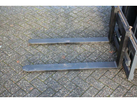 Chariots élévateurs diesel 2014  Nissan Y1D2A25Q (12)