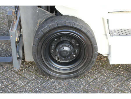 Chariots élévateurs diesel 2014  Nissan Y1D2A25Q (14)