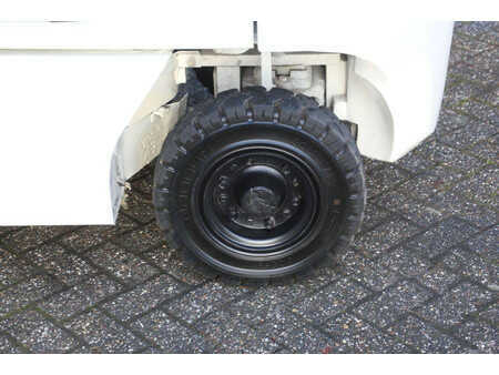 Chariots élévateurs diesel 2014  Nissan Y1D2A25Q (15)