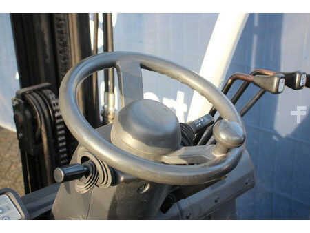 Chariots élévateurs diesel 2014  Nissan Y1D2A25Q (23)