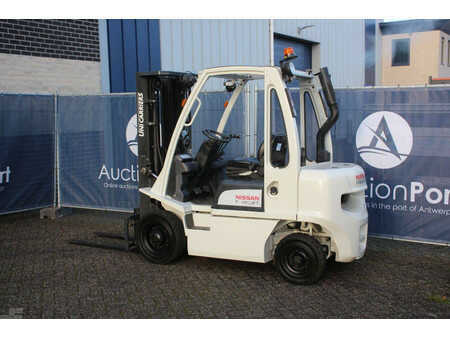 Chariots élévateurs diesel 2014  Nissan Y1D2A25Q (3)