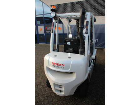 Chariots élévateurs diesel 2014  Nissan Y1D2A25Q (5)