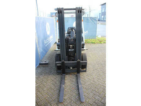 Chariots élévateurs diesel 2014  Nissan Y1D2A25Q (7)