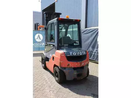 Empilhador diesel 2010  Toyota 02-8FDF25 (4)