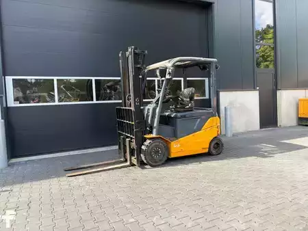 Elektryczne 4-kołowe 2016  Toyota 8FBMKT25 (1)