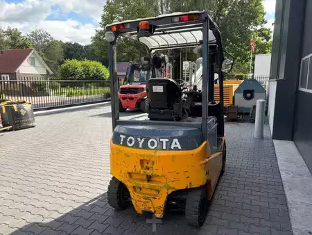 Elektryczne 4-kołowe 2016  Toyota 8FBMKT25 (5)