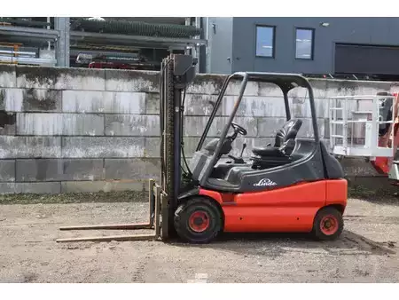 Electric - 4 wheels 1998  Linde E30-01 (1)