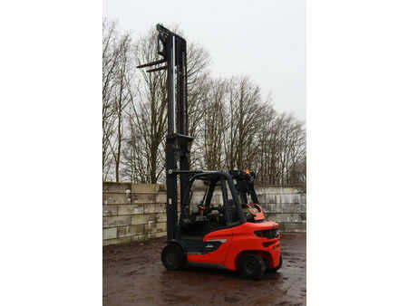 Gázüzemű targoncák 2020  Linde H35T-01 (33)