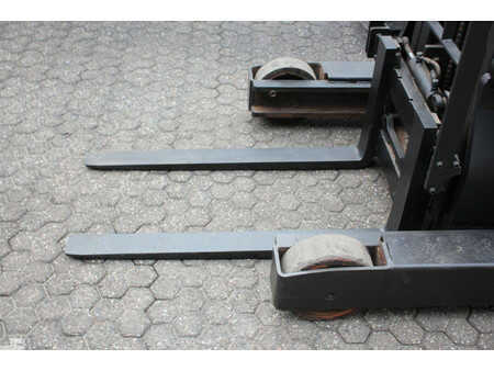 Schubmaststapler 2010  BT RRE140 (11)