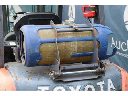 Treibgasstapler 2012  Toyota 02-8FGF25 (20)