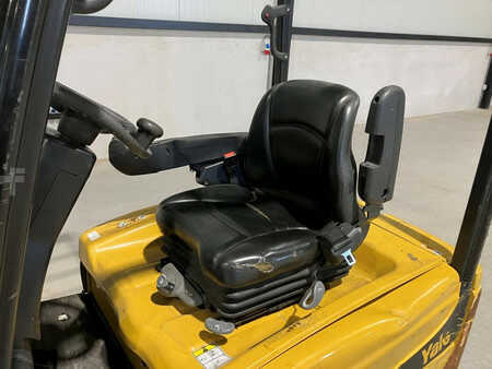 Chariots électriques à 4 roues 2015  Yale ERP18VT LWB E2030 (9)