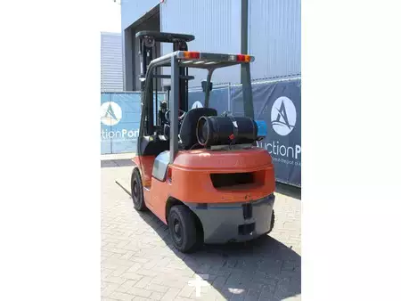 Nestekaasutrukki 2007  Toyota 42-7FGF25 (4)