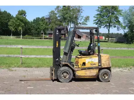 Chariots élévateurs diesel 2003  Yale GDP25TF (1)
