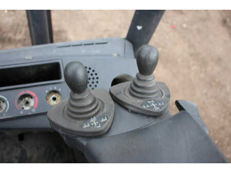 Terénní vysokozdvižný vozík 2013  Linde H25T (23)