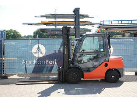 Carrelli elevatori diesel 2009  Toyota 068FDJ35F (1)