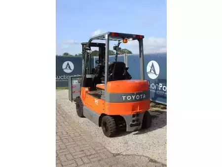 Carrelli elettrici 4 ruote 2010  Toyota 7FBMF25 (4)
