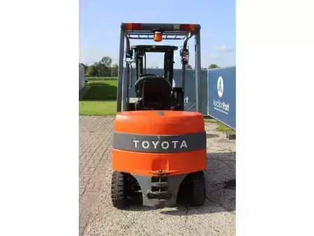 Carrelli elettrici 4 ruote 2010  Toyota 7FBMF25 (5)