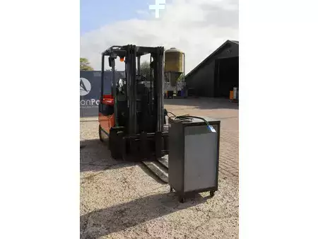 Carrelli elettrici 4 ruote 2010  Toyota 7FBMF25 (7)