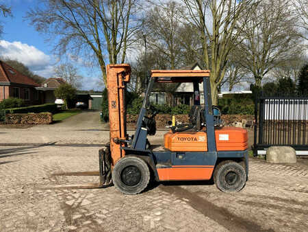 Treibgasstapler - Toyota 02-5FG30 (2)