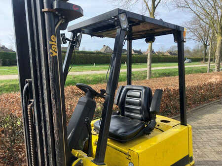 Chariots électriques à 4 roues 2011  Yale ERP15 (10)