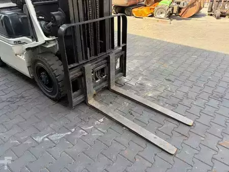 Dieselový VZV 2017  Unicarriers Y1D2A25Q (5)