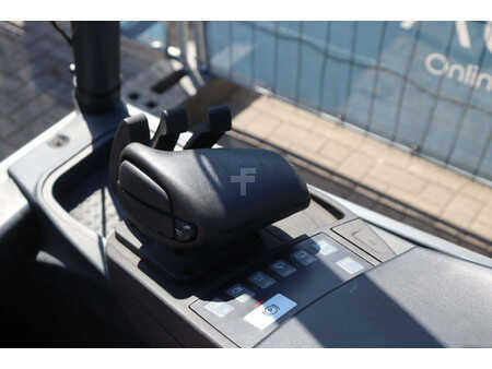 Elektromos 4 kerekű - CAT Lift Trucks 2EP500 (31)