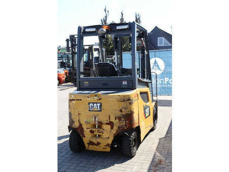 Elektromos 4 kerekű - CAT Lift Trucks 2EP500 (6)