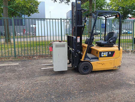 Elektrisk- 4 hjul - CAT Lift Trucks EP15KRT (1)