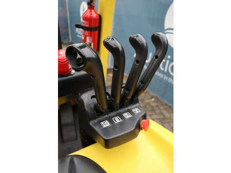 Carrelli elettrici 4 ruote 2015  Hyster E3.2XN (28)