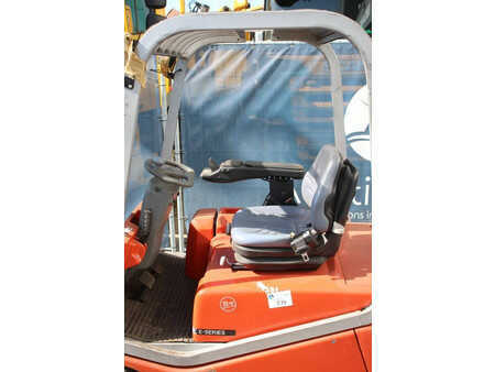Chariots électriques à 4 roues 2005  BT CBE 18 T (17)