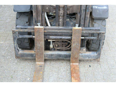 Carrelli elevatori GPL 2011  Yale GLP25VX F2170 (11)