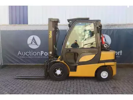 LPG heftrucks 2013  Yale GLP30VX (2)