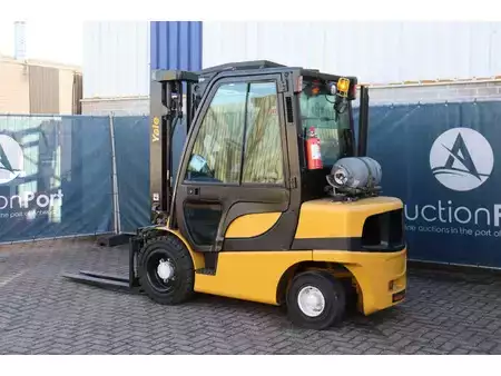 LPG heftrucks 2013  Yale GLP30VX (3)