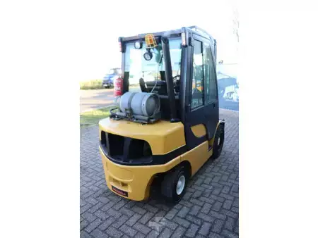 LPG heftrucks 2013  Yale GLP30VX (6)