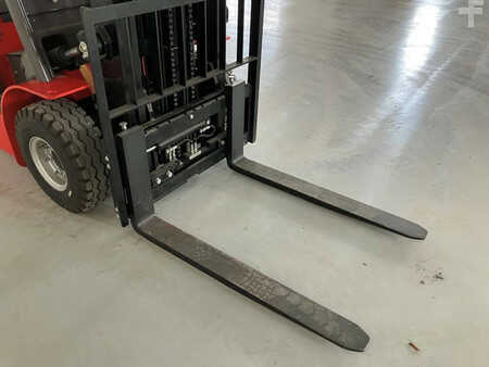 Chariots électriques à 4 roues 2022  Manitou ME 425C 8 V (7)