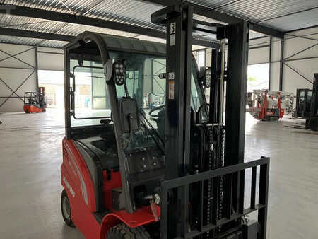 Chariots électriques à 4 roues 2022  Manitou ME 425C 8 V (8)