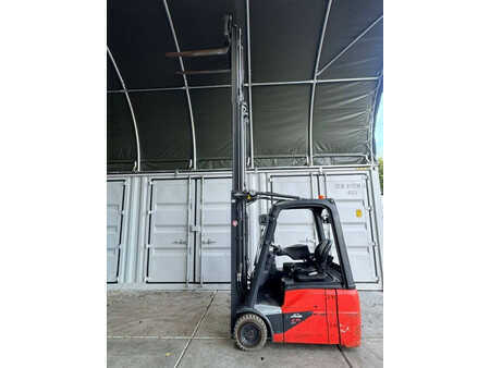 Elektryczne 4-kołowe 2014  Linde E16C-02 (19)