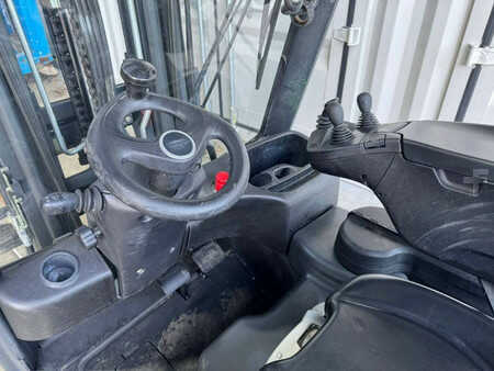 Elektryczne 4-kołowe 2014  Linde E16C-02 (9)