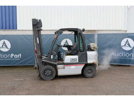 Nestekaasutrukki - Nissan 30 (1)